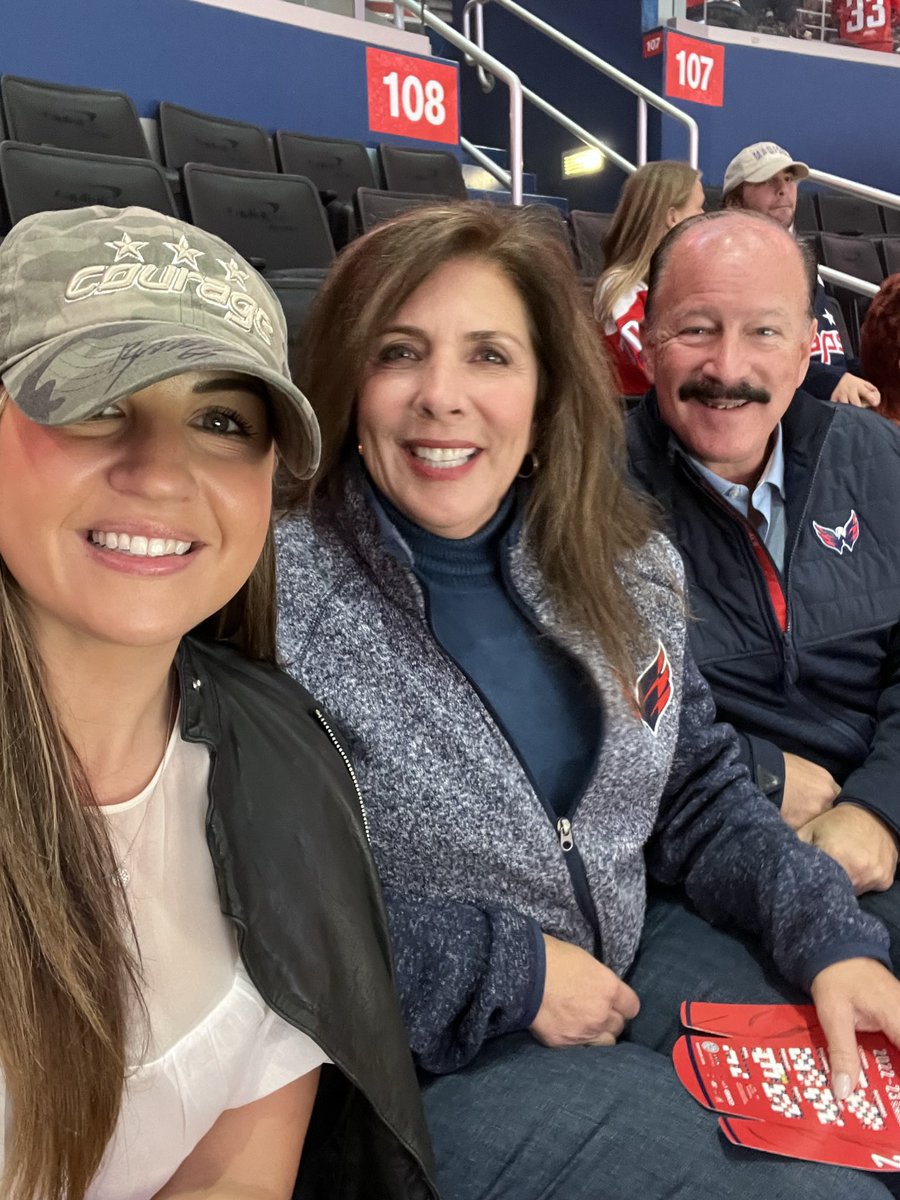 melissaann's tweet photo. @Capitals Home Opener 10/14 🥅🏒 https://t.co/UInIOSTqVr