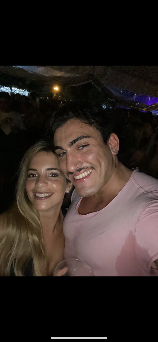 CamiAmsler's tweet photo. Llego el momento de hacer viral a mi amiga q se sacó la foto con este a cambio d un vodka https://t.co/aRYF1qIGsc