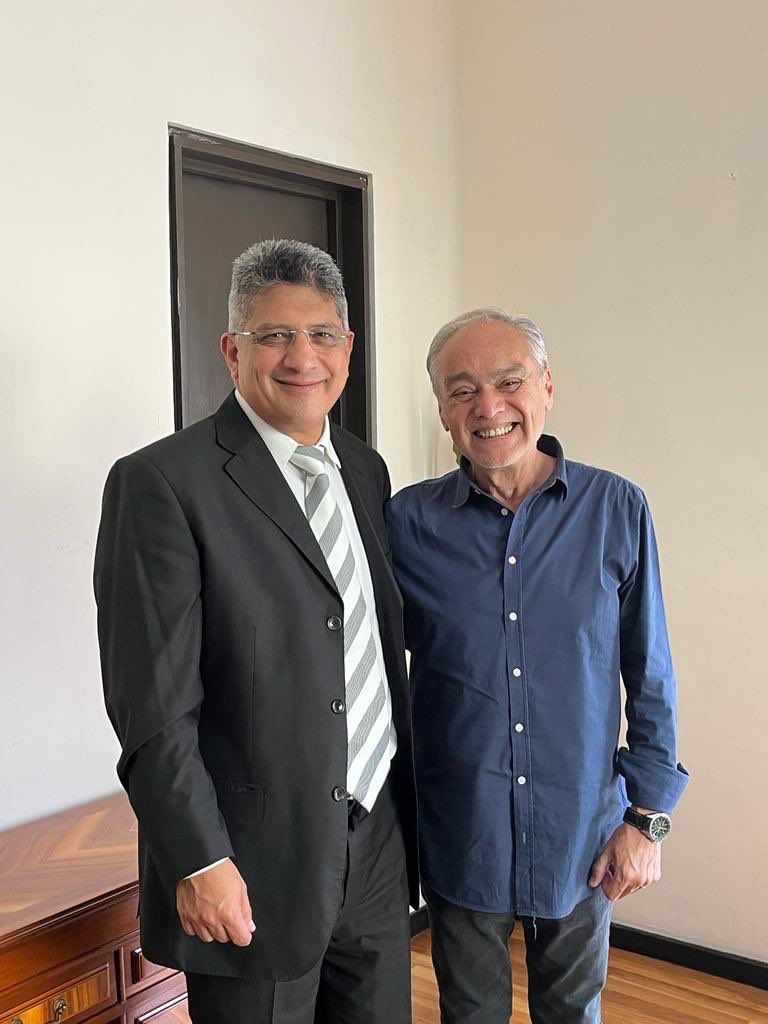 Con el fin de seguir impulsando los proyectos cinematográficos de Durango, el Mtro. <a href="/aarguellesa/">Abel Arguelles</a> , Representante del Gobierno del Estado de Durango en la CDMX, se reunió con el Director y Productor duranguense <a href="/alsemat/">Alfonso Serrano Maturino</a> para que #Durango siga siendo la Tierra del Cine.