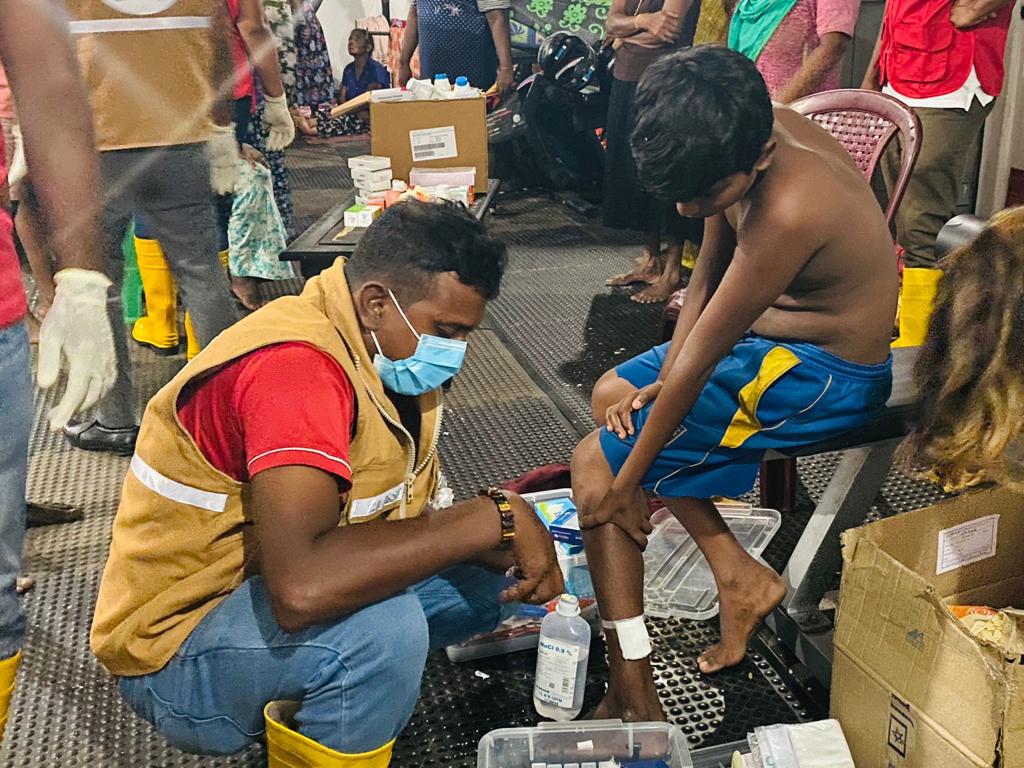 IFRCAsiaPacific's tweet photo. As monsoon rain swamps low-lying areas in Sri Lanka, Red Cross volunteers are responding. 

"Our volunteers are assisting the most vulnerable affected by the floods. Teams are providing cooked meals, first aid and medical support."  

-Jagath Abeysinghe, President @SLRedCross. https://t.co/Rm7cFGl0x8