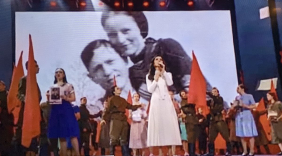 JackJobe's tweet photo. @Trevor_Allan_1 tRump's &amp; JC's a beautiful image AND I love the subliminal message -- Powerful -- reminds me when the Russian's rally told the terrible story of this couple ripped apart by the Ukrainian war --- Bonnie &amp; Clyde LOL https://t.co/MPKHlvuTRY