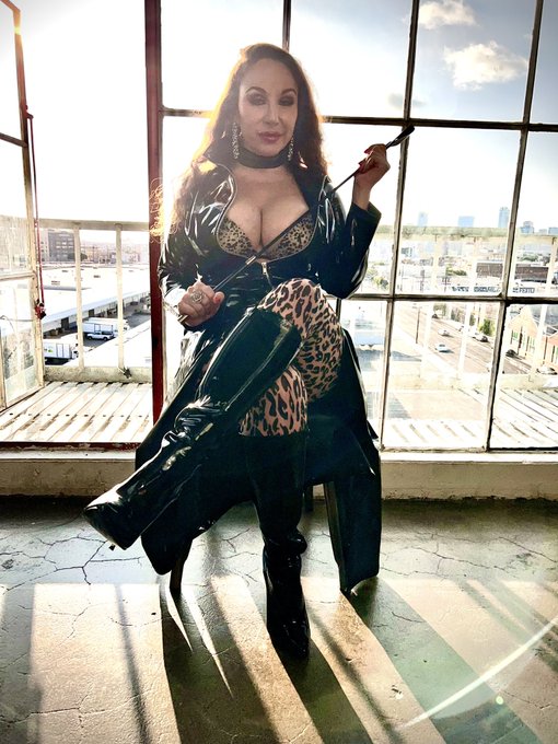 Los Angeles roof top. Sexy Domina 😈 Sharing a sample IPhone image from yesterday’s #GlamourShoot Keep