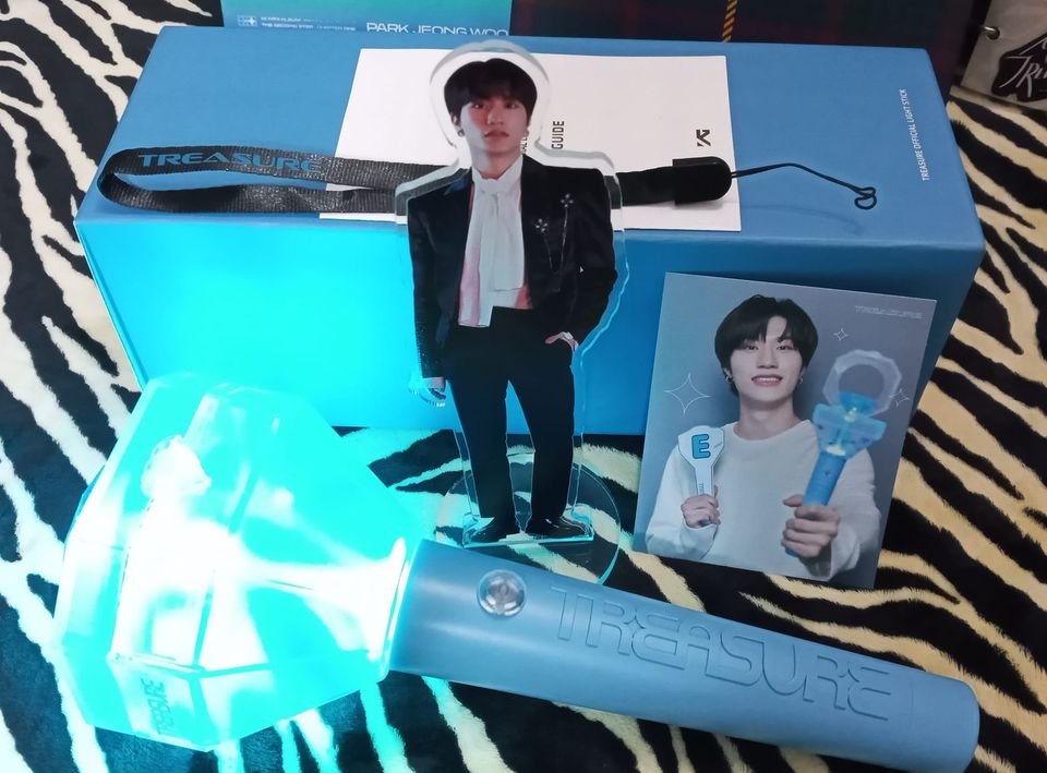 giftnationph's tweet photo. TREASURE UNSEALED LS
🤗Inclu: what u see is what u get 
👉 Ls, strap, box, guide manual, yedam pob, yedam acrylic stand, with battery and Unofficial pc from Giftniaticsph.
👉👉(1,500 php)
 if with yedam acrylic stand and yedam pob
👉(1,200 php) if not
Not yet used in concert https://t.co/ASKVJiaXwJ
