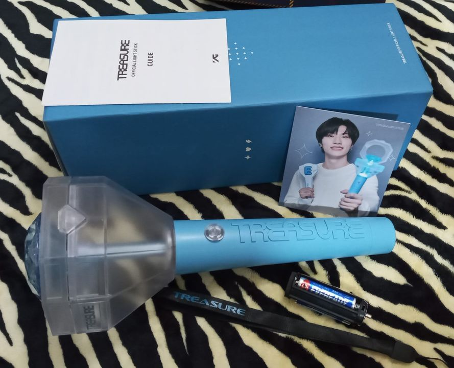 giftnationph's tweet photo. TREASURE UNSEALED LS
🤗Inclu: what u see is what u get 
👉 Ls, strap, box, guide manual, yedam pob, yedam acrylic stand, with battery and Unofficial pc from Giftniaticsph.
👉👉(1,500 php)
 if with yedam acrylic stand and yedam pob
👉(1,200 php) if not
Not yet used in concert https://t.co/ASKVJiaXwJ
