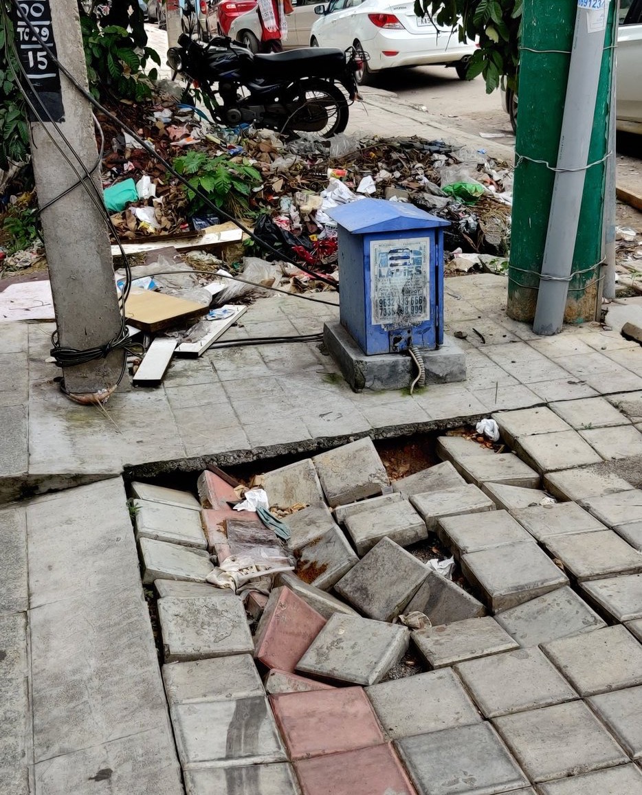 deedydas's tweet photo. If all the IIT civil engineers didn't end up at McKinsey after IIM, do you think we would've figured out how to make a flat sidewalk in Bangalore? https://t.co/UaTHwK3nx8