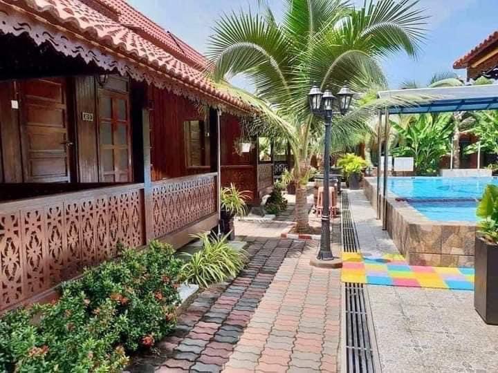 lokalisstay's tweet photo. 📍Puteri Qashrina Chalet, Melaka

Rate murah dgn view pantai. Patutlah selalu full house. Hanya dari RM120/night guys! Anak2 nak mandi pool pun senang. Siap ada gelongsor lagi. Aktiviti lain korang boleh plan adalah berkayak, jetski. Nak setup bbq pun boleh, ada tempat disediakan https://t.co/FMCXpttlO5