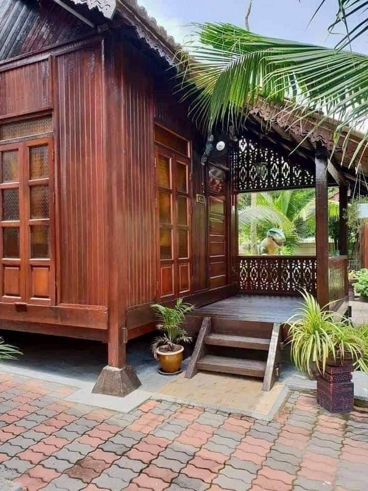 lokalisstay's tweet photo. 📍Puteri Qashrina Chalet, Melaka

Rate murah dgn view pantai. Patutlah selalu full house. Hanya dari RM120/night guys! Anak2 nak mandi pool pun senang. Siap ada gelongsor lagi. Aktiviti lain korang boleh plan adalah berkayak, jetski. Nak setup bbq pun boleh, ada tempat disediakan https://t.co/FMCXpttlO5