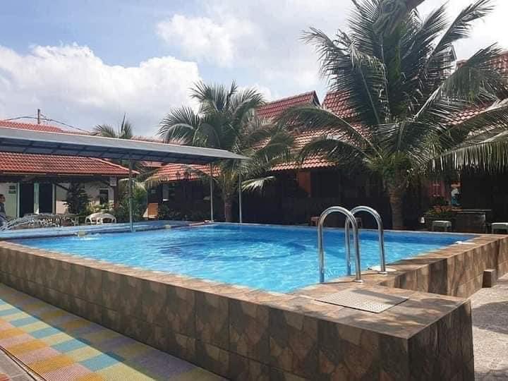 lokalisstay's tweet photo. 📍Puteri Qashrina Chalet, Melaka

Rate murah dgn view pantai. Patutlah selalu full house. Hanya dari RM120/night guys! Anak2 nak mandi pool pun senang. Siap ada gelongsor lagi. Aktiviti lain korang boleh plan adalah berkayak, jetski. Nak setup bbq pun boleh, ada tempat disediakan https://t.co/FMCXpttlO5