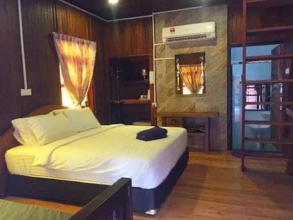 lokalisstay's tweet photo. 📍Puteri Qashrina Chalet, Melaka

Rate murah dgn view pantai. Patutlah selalu full house. Hanya dari RM120/night guys! Anak2 nak mandi pool pun senang. Siap ada gelongsor lagi. Aktiviti lain korang boleh plan adalah berkayak, jetski. Nak setup bbq pun boleh, ada tempat disediakan https://t.co/FMCXpttlO5