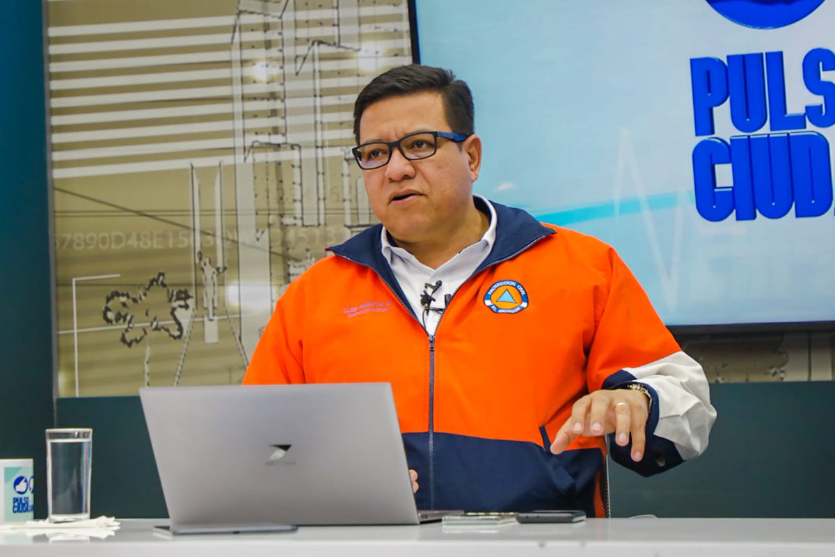 "El estado de la alerta roja va de la mano con la Declaración de Emergencia nacional que emitió la <a href="/AsambleaSV/">Asamblea Legislativa 🇸🇻</a> y culmina el 23 de octubre", Director, <a href="/luisalonsoamaya/">Luis Alonso Amaya</a>.