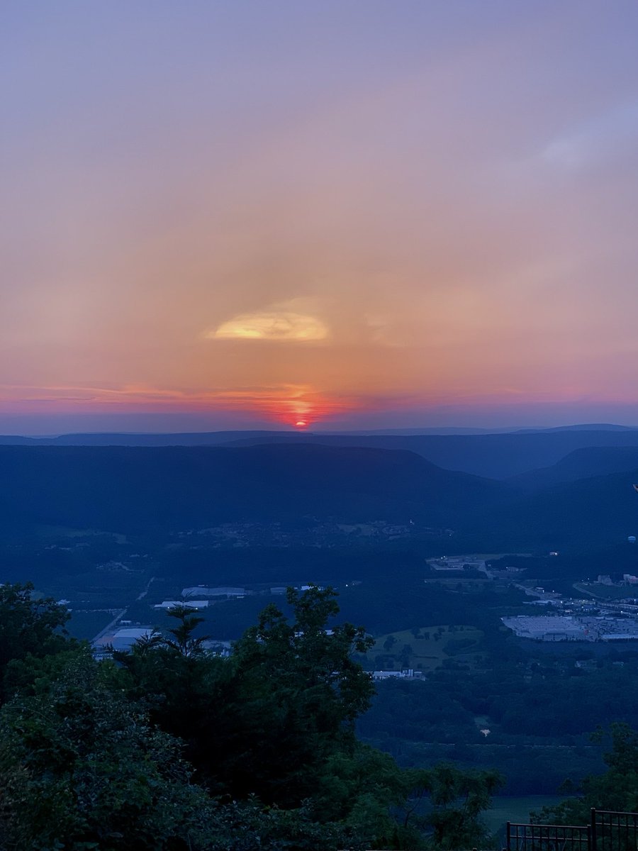 liz_july4th's tweet photo. Spring Sunset at #SunsetRock #Chattanooga https://t.co/M0td6Ce1aP