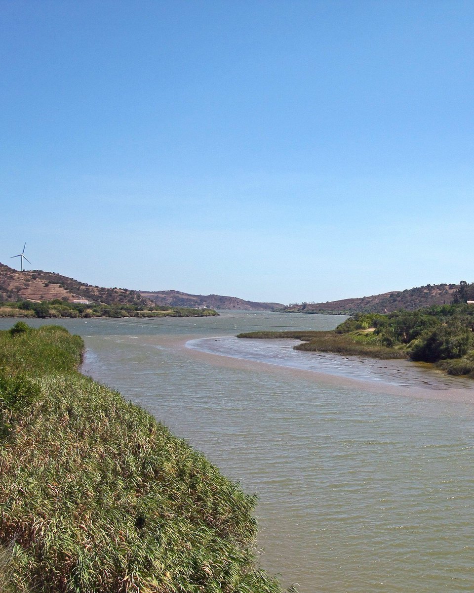 panoramaglobal2's tweet photo. O Ribeira de #Odeleite é um #rio localizado na região do #Algarve, no sul de #Portugal, o curso d'água é o afluente da margem direita do rio Guadiana. O Ribeira de Odeleite nasce nas montanhas da Serra do Caldeirão, suas águas percorrem cerca de 15 km até a foz no rio Guadiana. https://t.co/FRWLmhDhZA