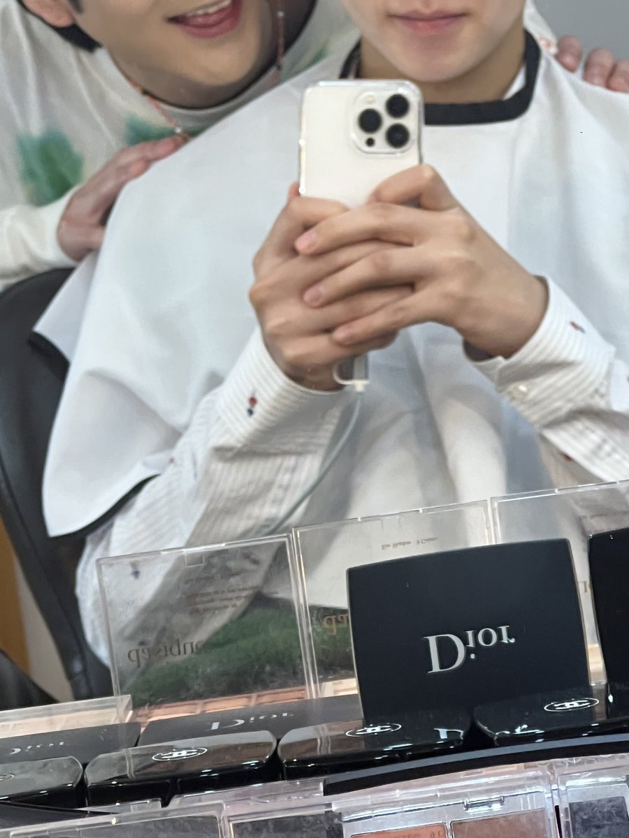 kwakand's tweet photo. 아미치겟넼ㅋㅋㅋㅋㅋ
곽아론 정성 대인정ㅋㅋㅋㅋㅋㅋ
누가봐도 가가론 하관이자나 ㅠㅠㅠㅠ❤️
간만에 재회라니😭
🐶🐰인성즈 사랑해 ㅠㅠㅠㅠ https://t.co/z9pJx44Zzs