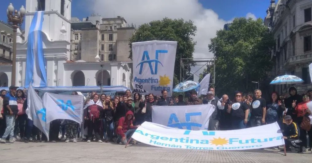 hernantguerrero's tweet photo. #DiadelaLealtadPeronista junto a compañeras y compañeros marchamos a la Plaza de Mayo, junto al @FrenteDeTodos con lealtad, unidad y fortalecimiento acompañamos el proyecto nacional y popular que lleva adelante nuestro Presidente @alferdez 
#ArgentinaFutura 
#FrentedeTodos https://t.co/RdstYgxg0q