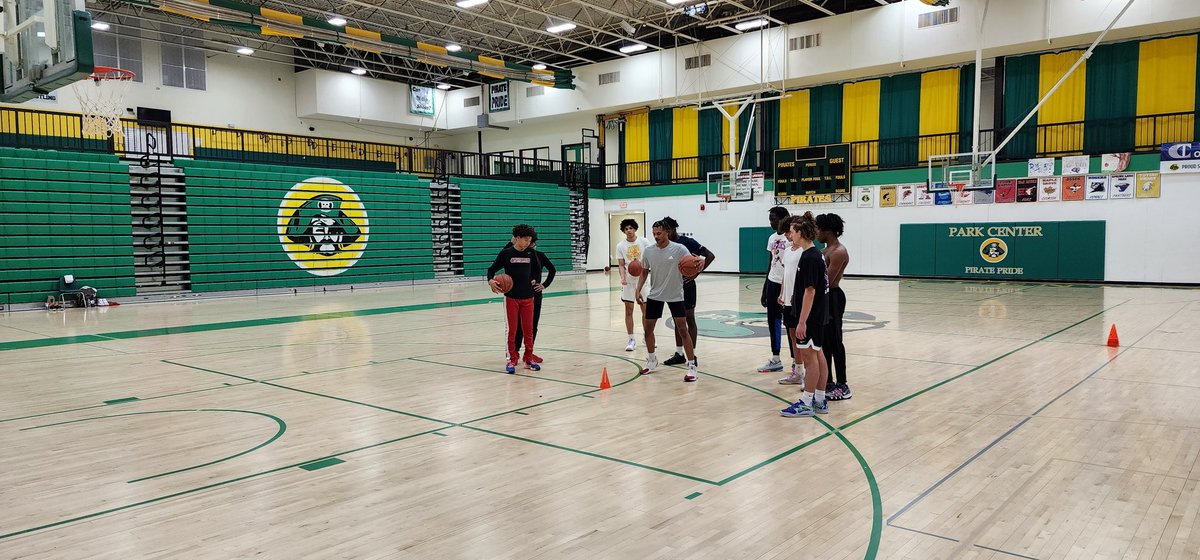 parkcenterhoops's tweet photo. Got a good workout in today.
Appreciate you @DelDStrickland 
#RunItBack https://t.co/jakkcoEmez