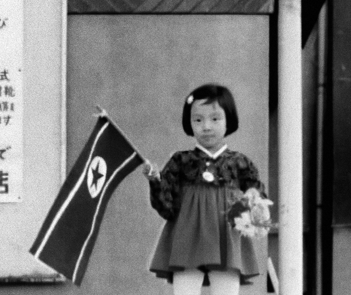 1971년 일본 니가타항에서 북으로 가는 북송선을 배웅하는 일곱 살 양영희 어린이는 성장하여 <디어 평양> <굿바이 평양> 그리고 모레 개봉하는...