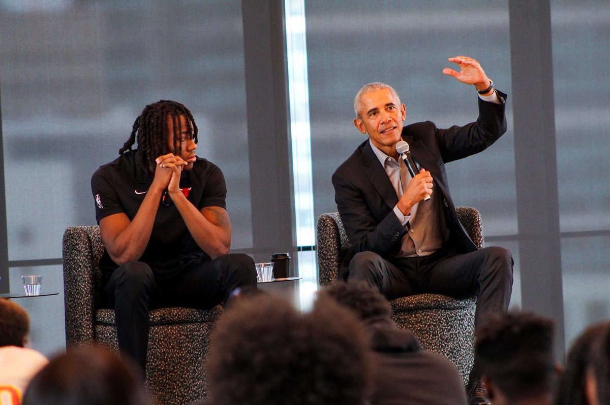 Former President @BarackObama surprised some students in the West Loop today. Here are some shots of the afternoon.