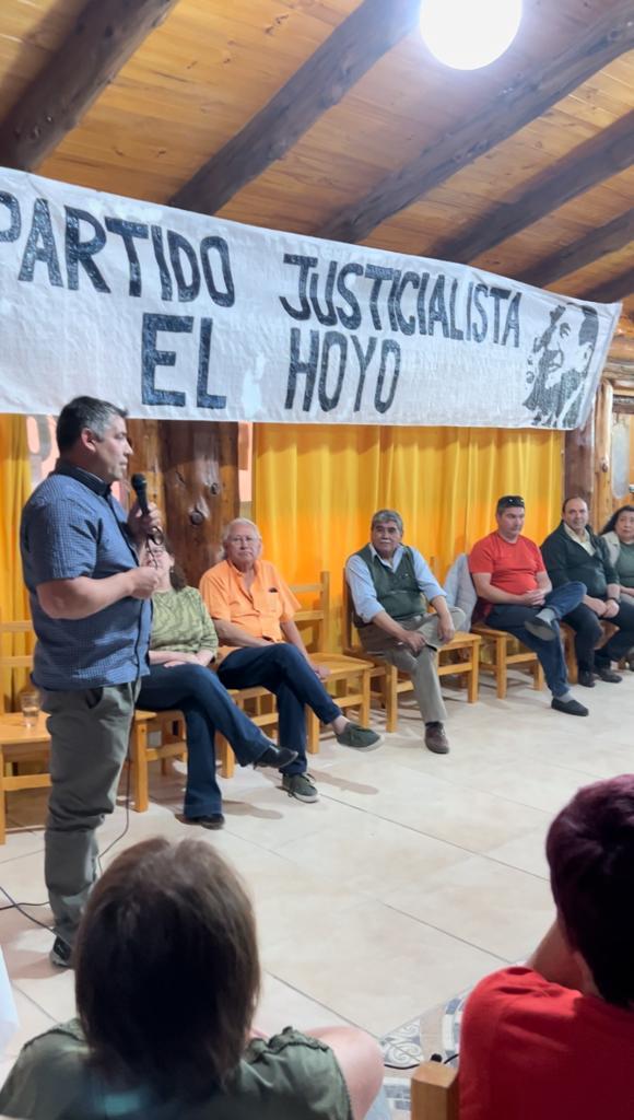 PJElHoyo's tweet photo. Hoy compartimos un día de la Lealtad con mucha emoción  junto a compañeros y compañeras de la comarca, quienes pidieron que trabajemos por la unidad. 

#DiaDeLaLealtad #17DeOctubre #pj #justicialismo #peron #peronismo https://t.co/BP6WGo7hZs