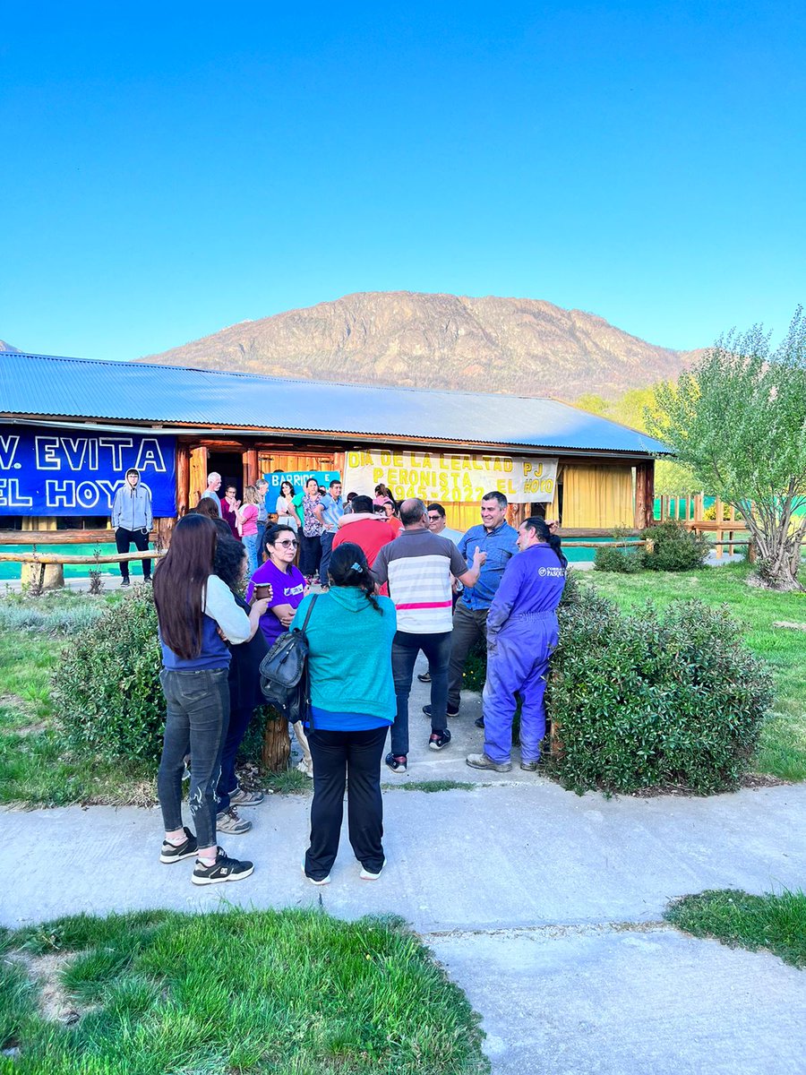 PJElHoyo's tweet photo. Hoy compartimos un día de la Lealtad con mucha emoción  junto a compañeros y compañeras de la comarca, quienes pidieron que trabajemos por la unidad. 

#DiaDeLaLealtad #17DeOctubre #pj #justicialismo #peron #peronismo https://t.co/BP6WGo7hZs