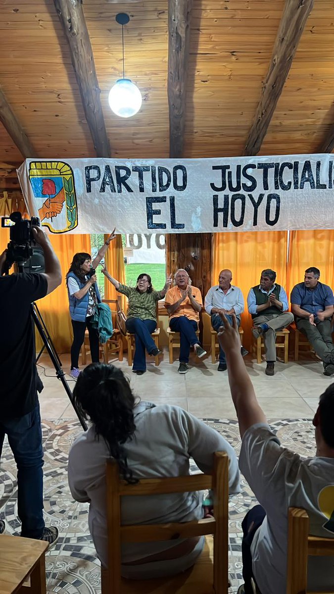 PJElHoyo's tweet photo. Hoy compartimos un día de la Lealtad con mucha emoción  junto a compañeros y compañeras de la comarca, quienes pidieron que trabajemos por la unidad. 

#DiaDeLaLealtad #17DeOctubre #pj #justicialismo #peron #peronismo https://t.co/BP6WGo7hZs