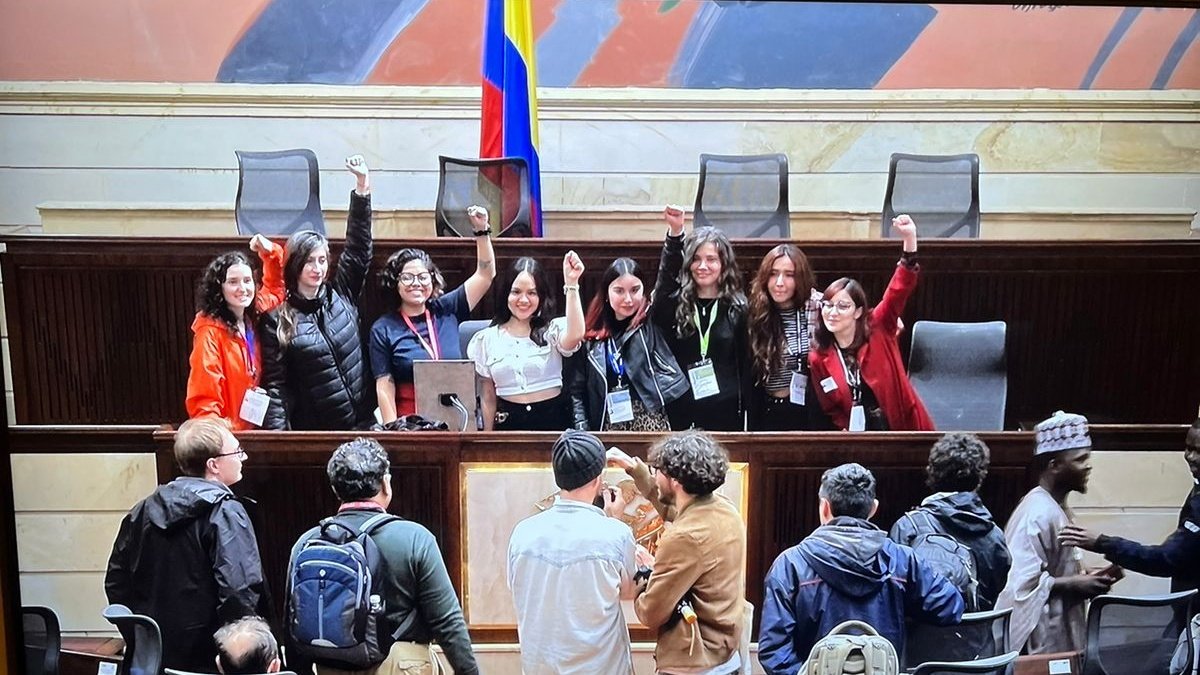 davidnuneza's tweet photo. En medio del #DemoResetLab tuvimos el tiempo de ir a conocer el Congreso🏛️
Recorrer y habitar los espacios para conocer y reflexionar: El Sur Global construyendo nuevas formas de democracia ✊🏽 https://t.co/JqNHbfIQTc