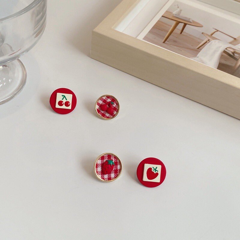 Alice_Abear's tweet photo. : cherry &amp; strawberry earrings🍒🍓
❥ cherry/strawberry
❥ มีทั้งแบบเจาะ แบบหนีบเลยน้า
♡ แบบเจาะ 49.-
♡ แบบหนีบ 59.-
♡ ซื้อ3ชิ้นขึ้นไปส่งฟรี(คละได้ทั้งร้าน)
#aliceabear_earrings
#aliceabear_earhook
#aliceabear_earclip

#ต่างหูหนีบ #ต่างหูเชอร์รี่ #สตอเบอร์รี่ #ลายสก็อตแดง https://t.co/oIc6EkP6gA