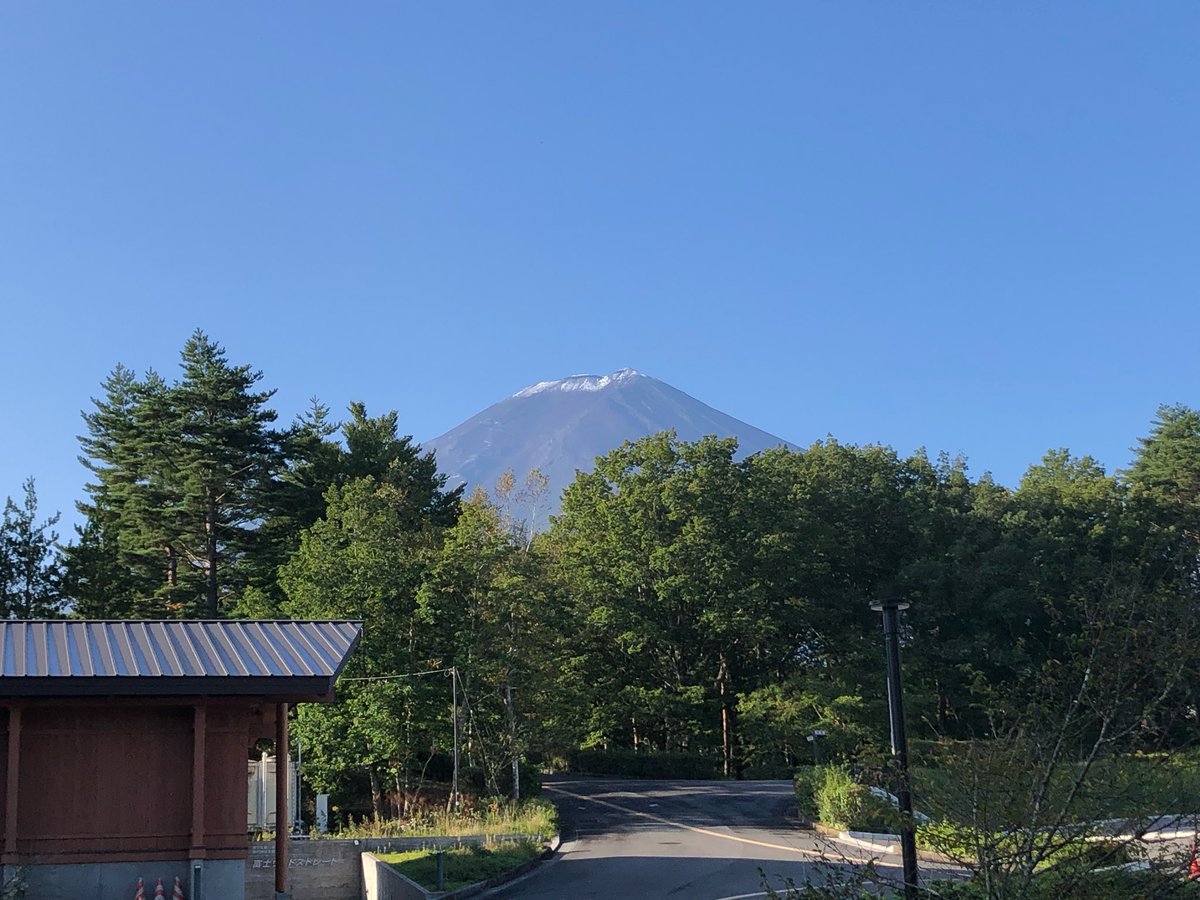 fujinoyusui's tweet photo. お久しぶりです！💡
最近寒くなってきましたが、いかがお過ごしでしょうか？👀
先日、なんと #富士山 にて  #初冠雪 が確認できました！⛄️❄️
これからどんどん寒くなってきますので、体調にはお気をつけください🍁
 #富士の湧水
#ウォーターサーバー https://t.co/wthBcrKIXC