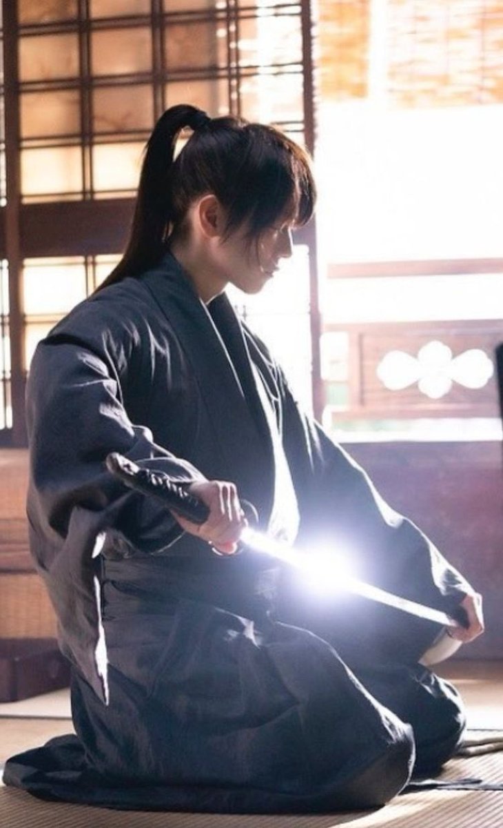 Psychedelycos's tweet photo. Estoy loca por Takeru Satoh, volví a ver las pelis de Samurai x 🤌🏽 Es mi crush oriental 😍 https://t.co/aehgabQoCI