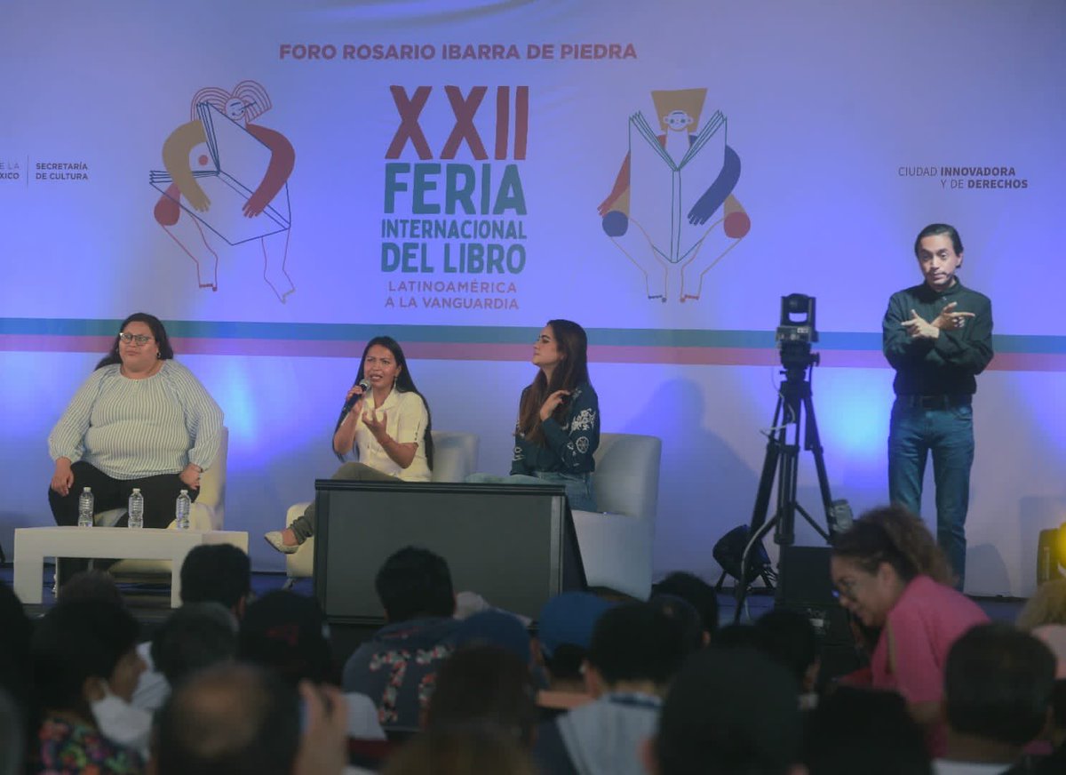 Claudiashein's tweet photo. La Feria del Libro en el Zócalo fue especial. Como nunca se llenaron las mesas de debate y se rompieron los récords de ventas de libros. Y es que hoy Latinoamérica está a la vanguardia. Gracias a todos los participantes y asistentes. https://t.co/fAvS0ZaZ5T