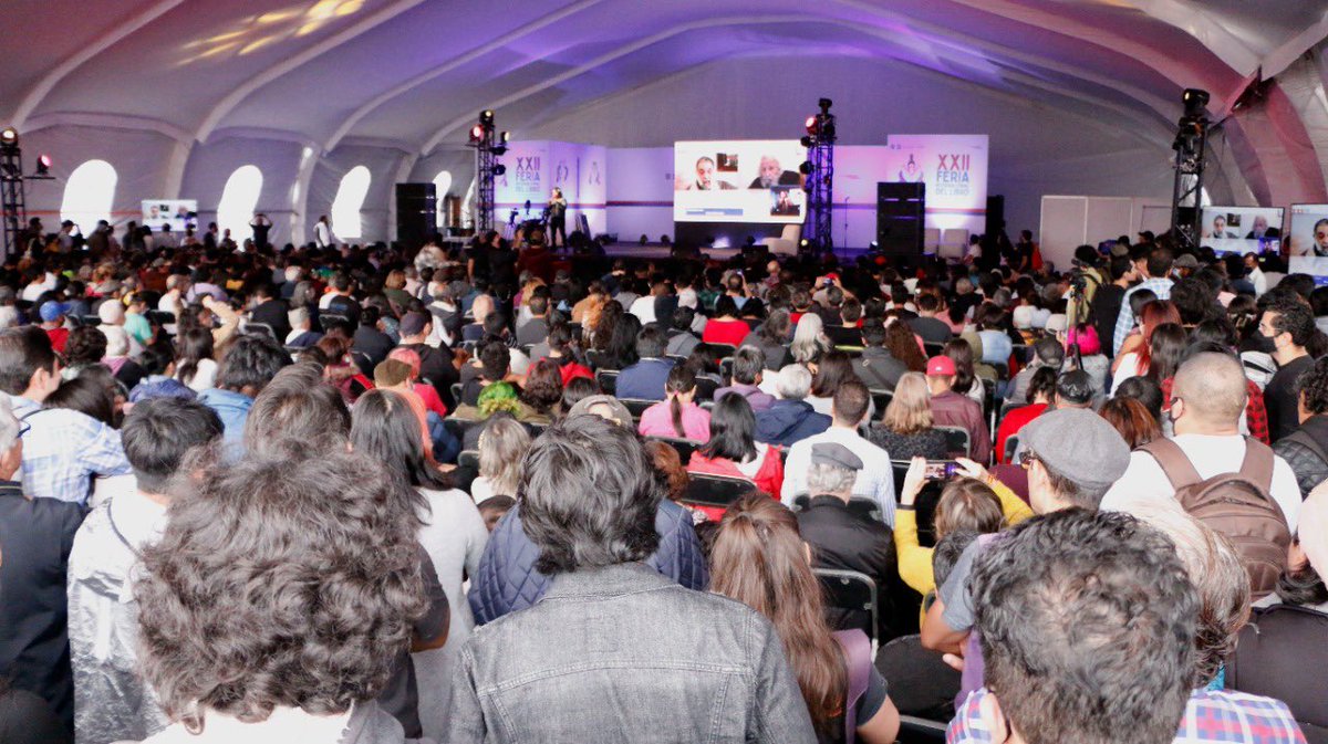 Claudiashein's tweet photo. La Feria del Libro en el Zócalo fue especial. Como nunca se llenaron las mesas de debate y se rompieron los récords de ventas de libros. Y es que hoy Latinoamérica está a la vanguardia. Gracias a todos los participantes y asistentes. https://t.co/fAvS0ZaZ5T
