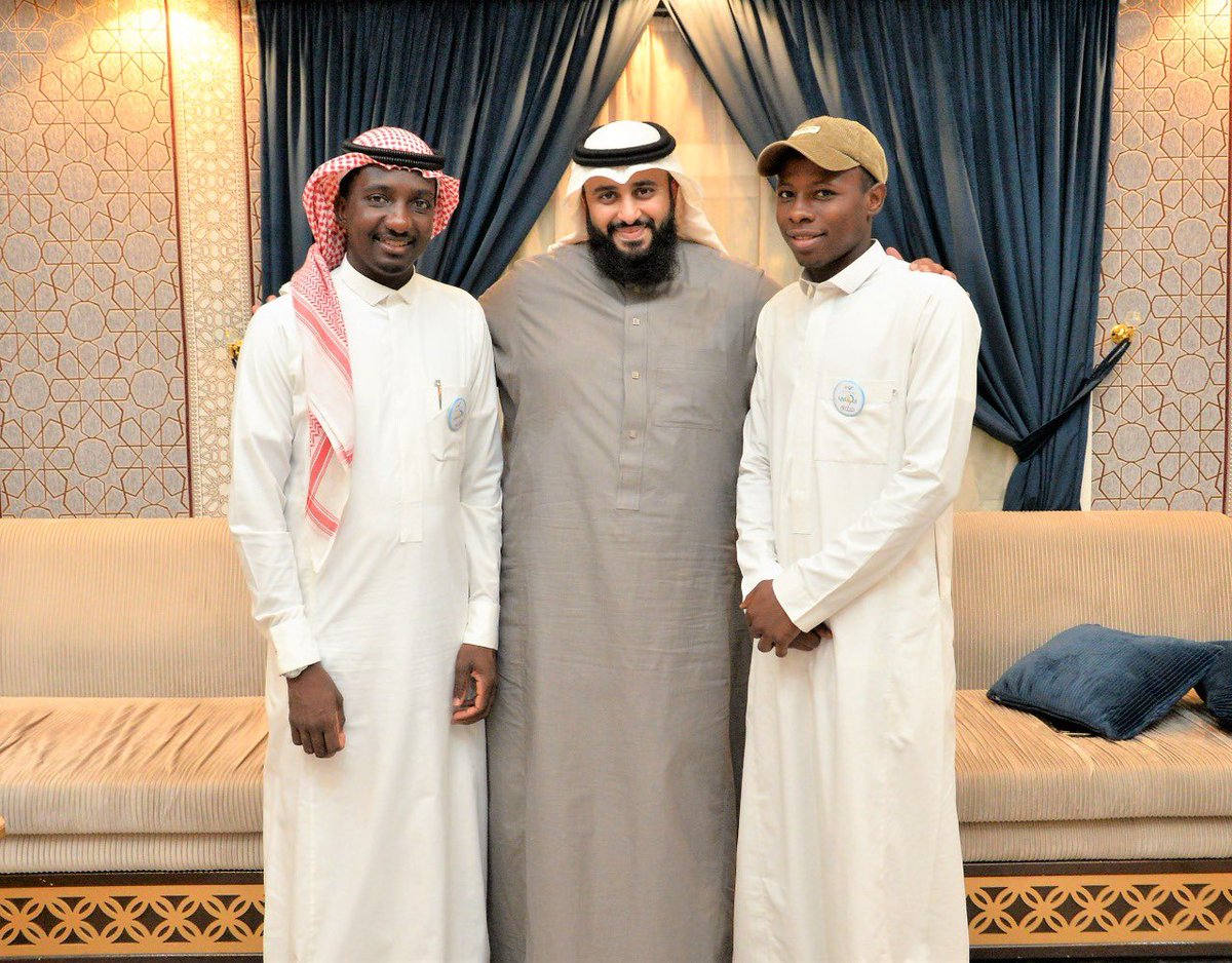 #مبادرون
الحمدلله على التمام والكمال لنجاح تغطيتنا الإعلامية لملتقى مبادرون الأول بحضور شخصيات مرموقة من المهتمين بالقطاع غير الربحي على مستوى مناطق المملكة سعيد باختياري نائب المشرف الإعلامي لهذا الملتقى كل الشكر لكل من ساهم وشارك في انجاح الملتقى
"متطوعين للخير..متعاونين للغير"