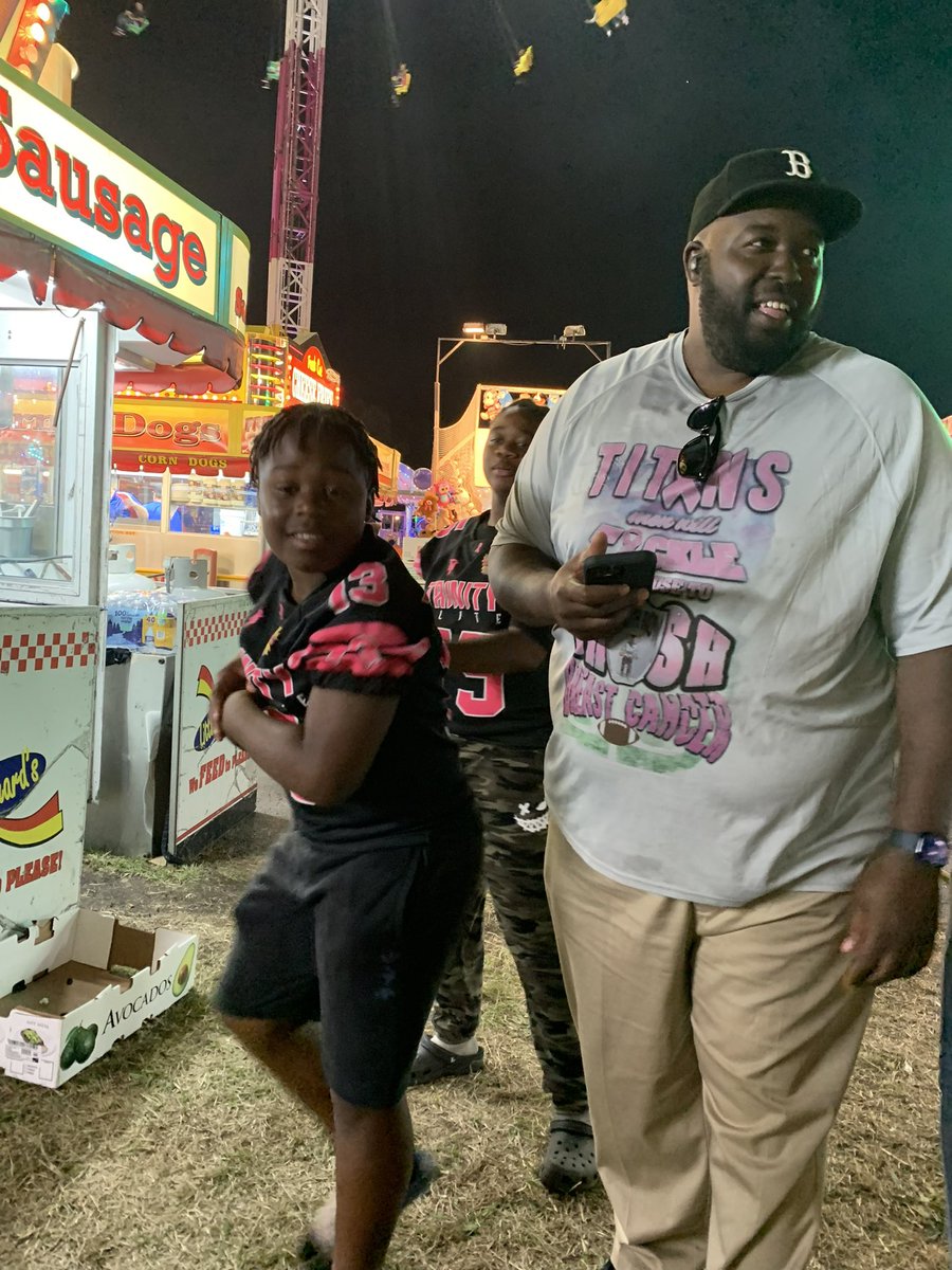 Sugeknight2002's tweet photo. 11u Titans enjoying the fair!!p https://t.co/GgQi5zzRbR