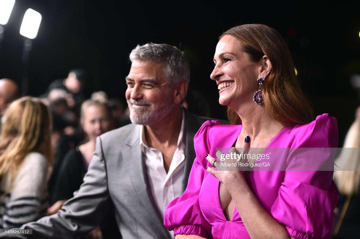 Julia Roberts and George Clooney attend the premiere of Universal Pictures' 'Ticket To Paradise' at Regency Village Theatre in Los Angeles, California. More 📸 #TicketToParadise 👉bit.ly/3TrKg87 #JuliaRoberts #GeorgeClooney