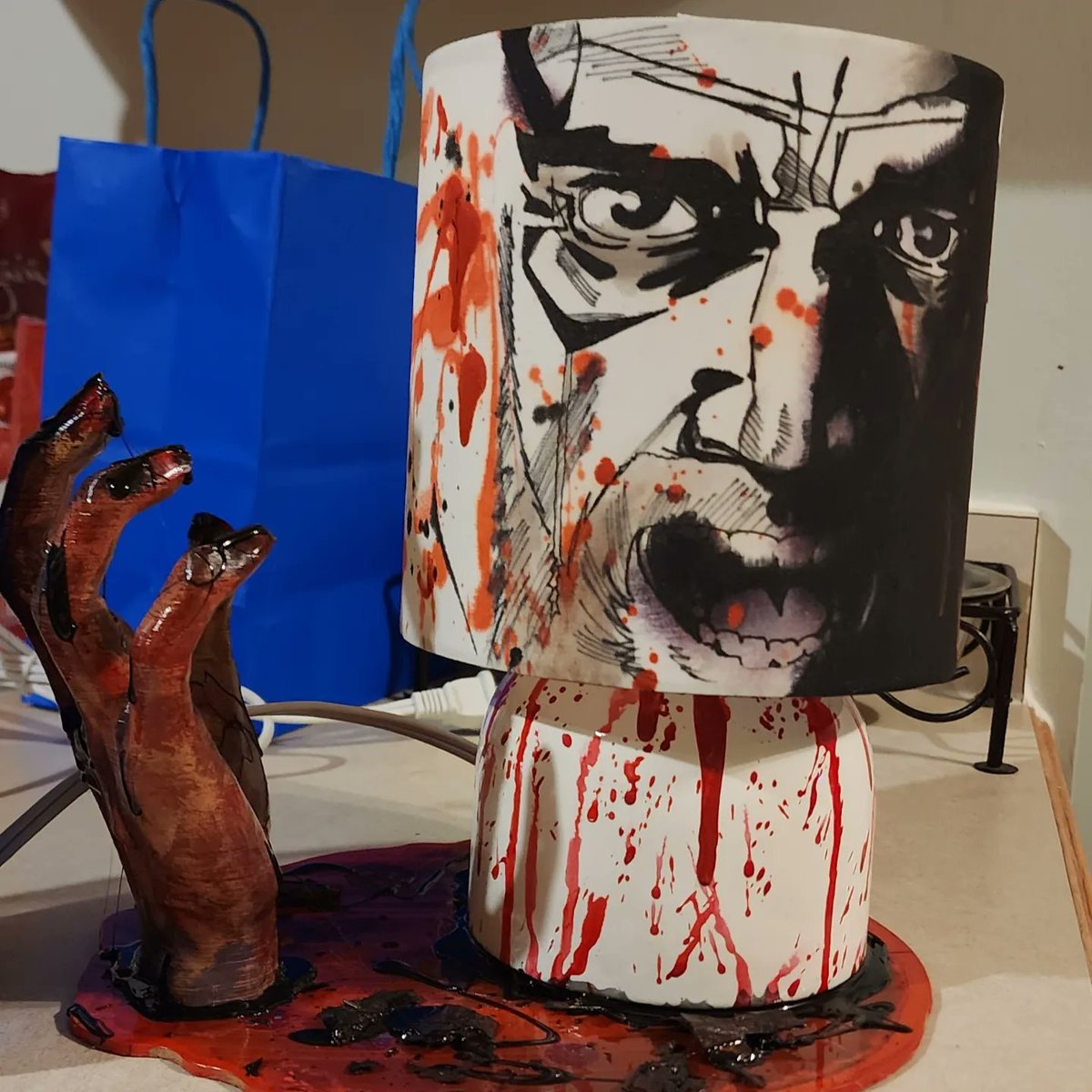 O_RodriguezIII's tweet photo. Finished this one of a kind #TWDLamp, hand drawn shade #Rick #Grimes #3DPrinted walker hand primed, sanded and painted, it has finger nails...bloodied base with, bark from the #Alexandria spikes for texture #TWDFAMILY
#OscarsRedHat #OscarsArt there's only one!
#TWDArt #TWDARTIST https://t.co/ociyPofFKu