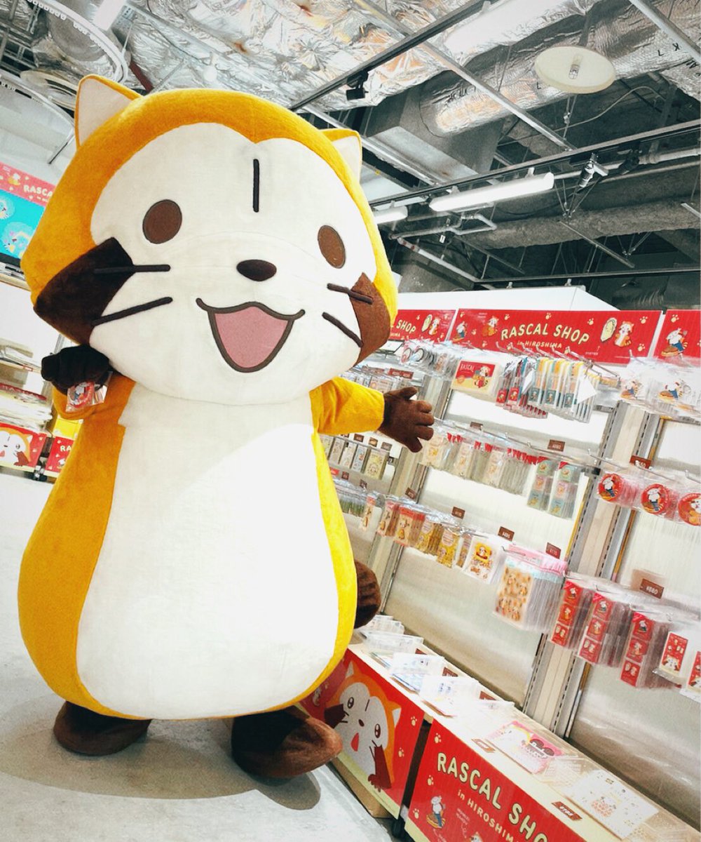 Rascal_Shippo's tweet image. ラスカルショップin広島
今日も元気に営業中⛩

あれ？ラスカルが握っているのはもしや...！！

※在庫状況は画像とは異なります。ご了承ください。