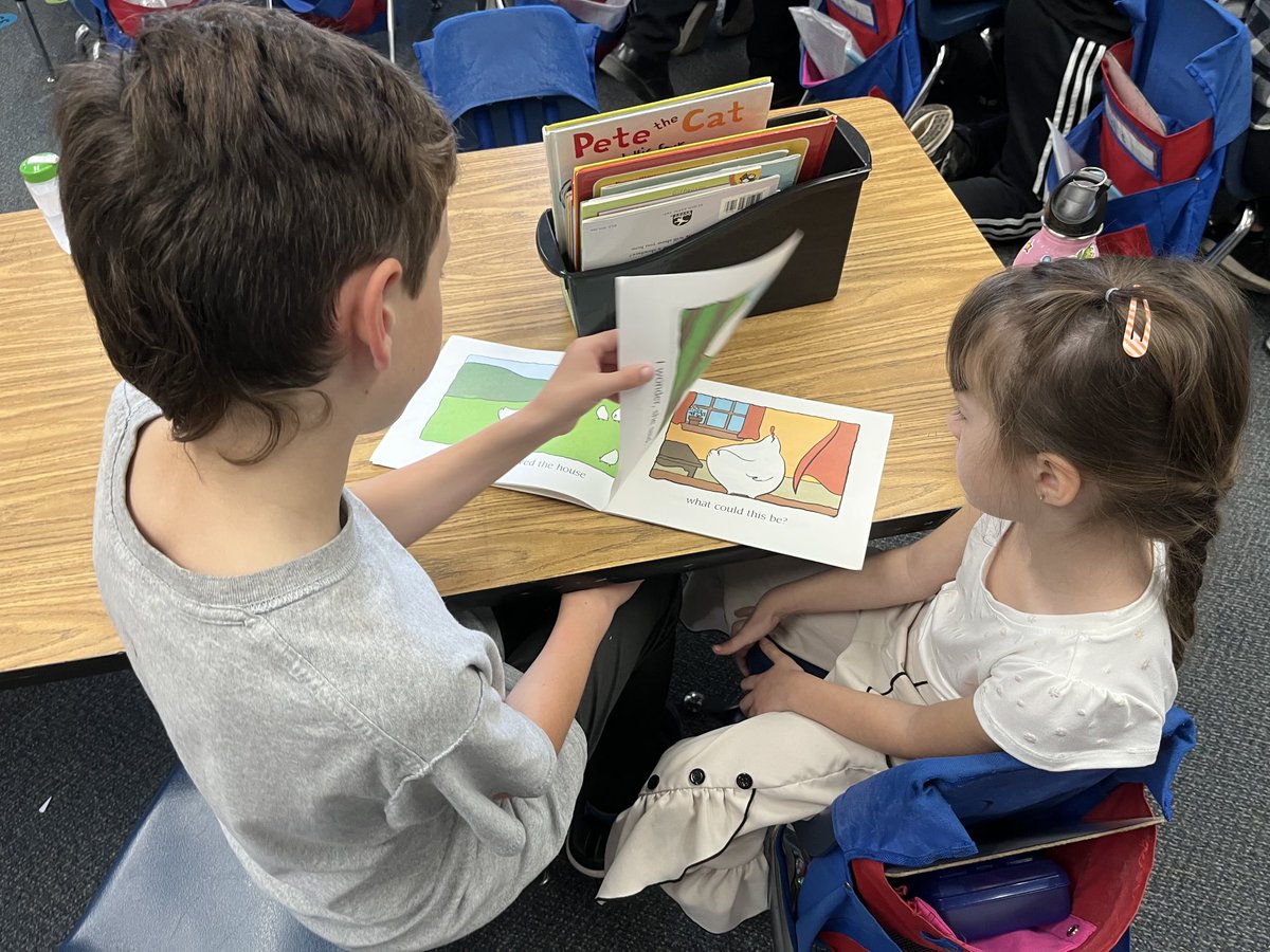 SaglePrincipal's tweet photo. Buddy reading ❤️ https://t.co/WLesgJA0hE