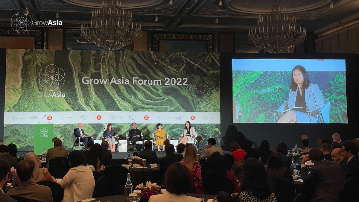 Kickstarting conversations for the day, our first panel discusses Scaling Up Climate Smart Agriculture Solutions. Moderated by @AdamGerstenmier, the panel includes @Aussieneets, @EcoFitrian, Xin Yi Lim, and Patti Chu. #GrowAsiaForum2022