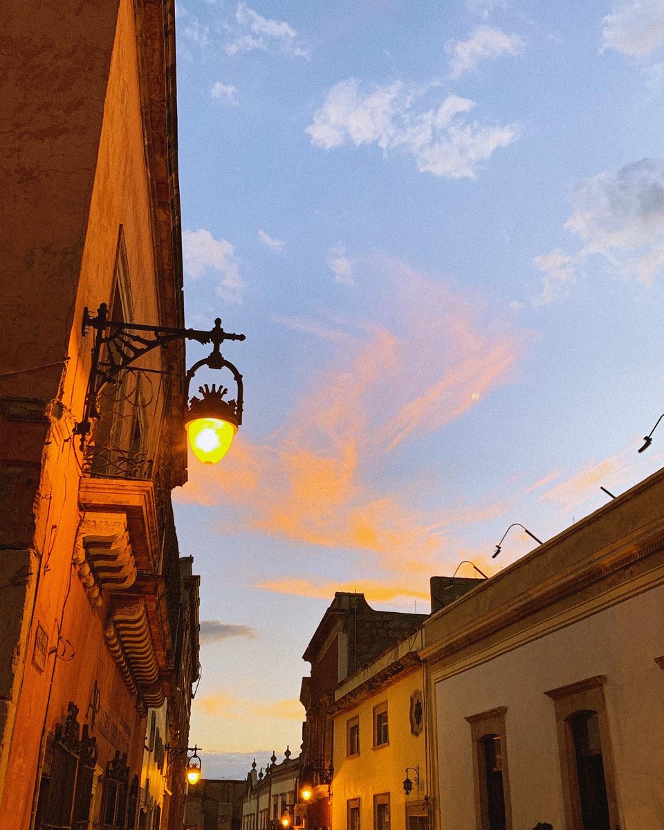 pecesvoladores_'s tweet photo. Llegaba siempre al mismo lugar 🌆✨ https://t.co/RKwvyxxoPC