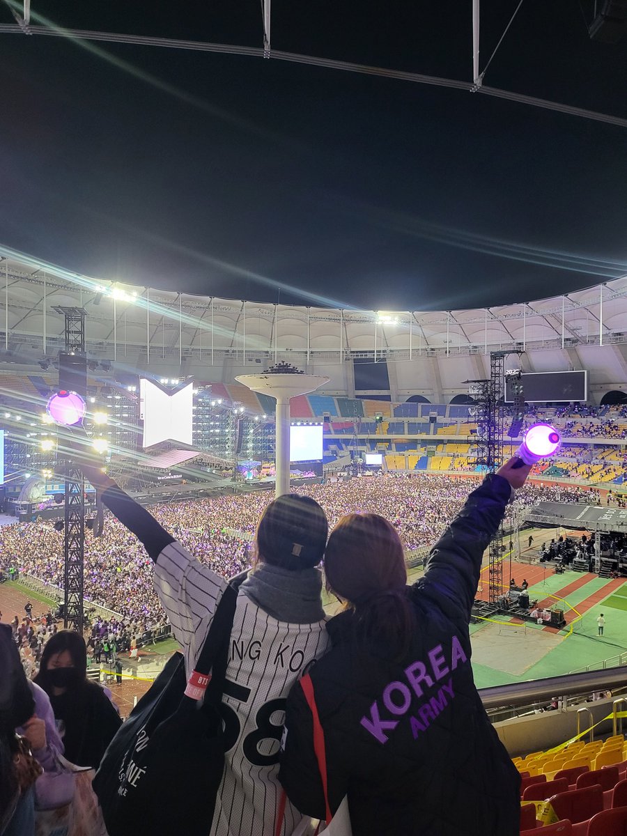 ARMY_HIME's tweet photo. 어쩌다보니 처음엔 의욕이 없었지만 ㅋㅋㅋㅋ
안 갔으면 땅을 치고 후회했을 부산콘 💜
항상 행복한 기억 끝엔 방탄과 아미가 함께! 🙂
즐거웠어요 우리 언니들 💜 2025년 콘서트 존버🎈
그리고 부산오면 무조건 우리집 오기~~~~ ㅋㅋㅋㅋㅋ

@BTS_twt https://t.co/a2y8LzEriO