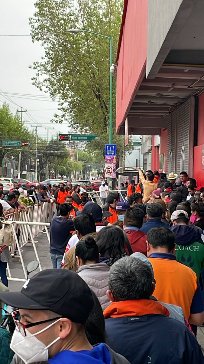 Kikedevil's tweet photo. @TolucalaBellaCd Es correcto 5 horas formado y solo mi lugar de abonado un desorden total pésima organización y poco respeto al abonado porque tenemos q sufrir por conseguir nuestro boleto creo q ya lo habíamos ganado asistiendo toda la temporada tan sencillo q lo hubieran habilitado en el abono https://t.co/2uNGFrNM6I