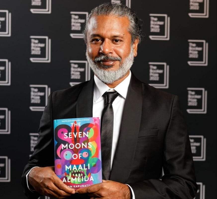 nazrulrazack's tweet photo. ගාල්ලේ ශෙහාන් කරුණාතිලක බුකර් සම්මානය දිනයි.

ශෙහාන් කරුණාතිලක විසින් රචනා කළ ‘The Seven moons of Maali Almeida’ කෘතිය මෙවර ප්‍රබන්ධ සඳහා වන බුකර් සම්මානයෙන් පිදුම් ලැබීය. ⬇️ https://t.co/Z0xVP1B72C