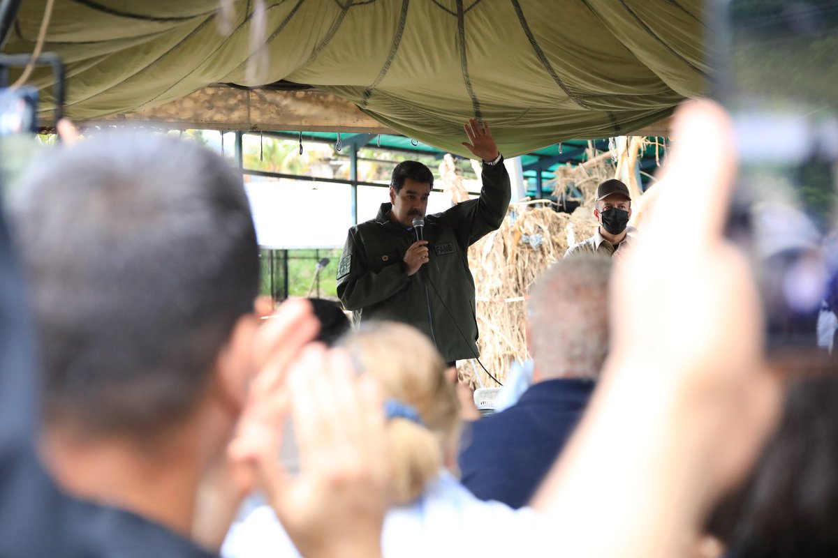 NicolasMaduro's tweet photo. Conversé con las y los empresarios afectados por la situación generada por las precipitaciones en Las Tejerías, les reiteré mi apoyo y respaldo absoluto para la recuperación de sus comercios. Con el Fondo Económico Especial que aprobamos, le daremos respuestas a tiempo. https://t.co/RHdRJlVems