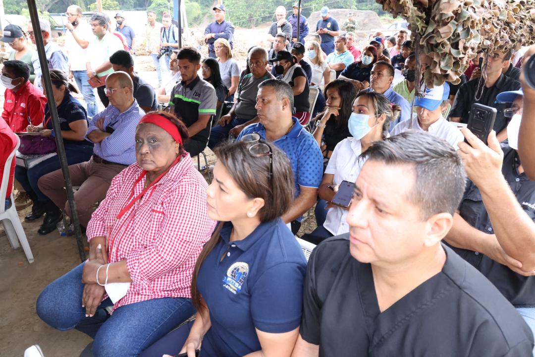 NicolasMaduro's tweet photo. Conversé con las y los empresarios afectados por la situación generada por las precipitaciones en Las Tejerías, les reiteré mi apoyo y respaldo absoluto para la recuperación de sus comercios. Con el Fondo Económico Especial que aprobamos, le daremos respuestas a tiempo. https://t.co/RHdRJlVems