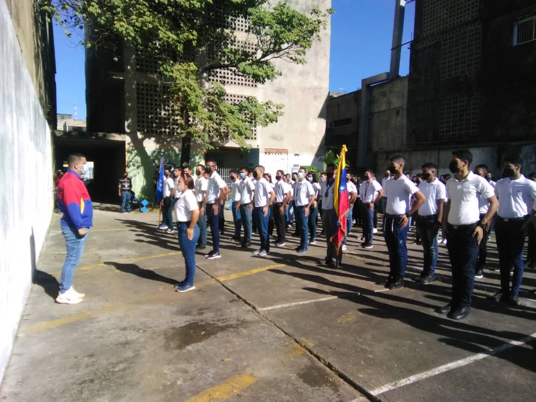 GCNucleoSucre's tweet photo. Hoy #17Oct2022|| El personal docente, administrativo, obrero, coordinadores y jefes de áreas de la @Ext_Carupano del @GCNucleoSucre dieron inicio a la apertura del período académico 2-2022, con una gran bienvenida a los alumnos nuevos ingresos del CINU de esta Casa de Estudio. https://t.co/bu3sERcO8i