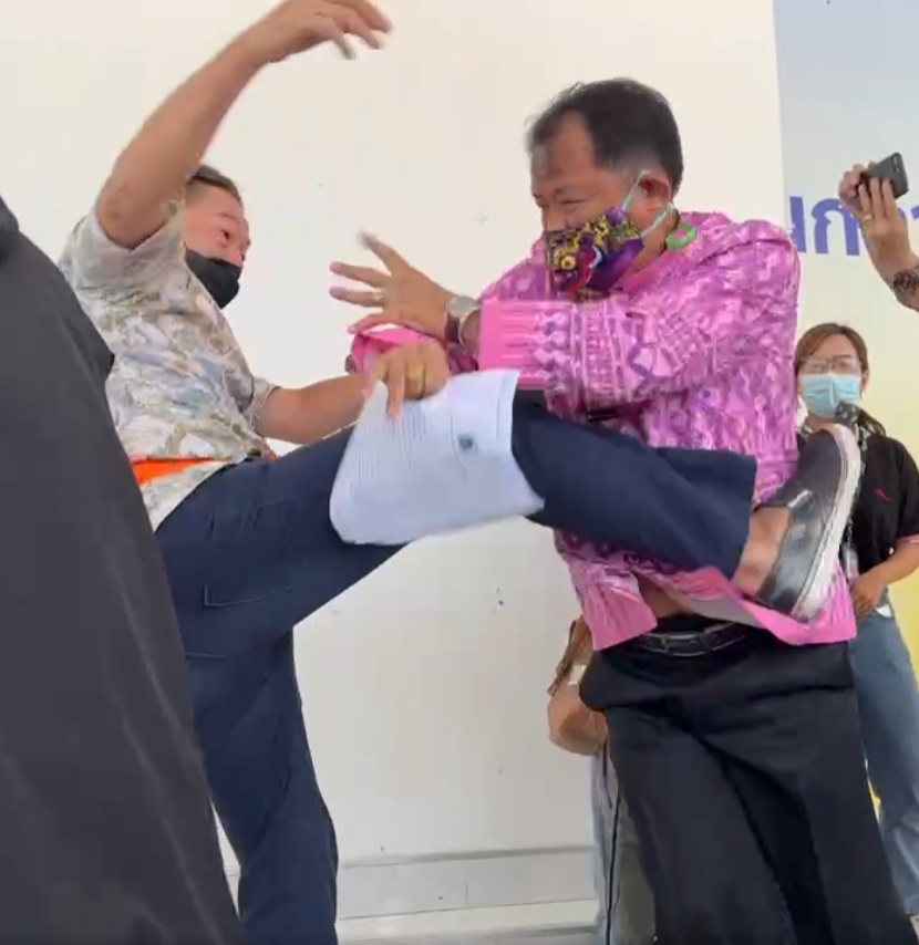 joe_black317's tweet image. เปิดใจลุงวีรวิทย์ ยอมรับตั้งใจมา #ตบศรีสุวรรณ พร้อมโดนดำเนินคดี เพราะทนไม่ได้ที่ #ศรีสุวรรณ ร้องไปเรื่อย ร้องเฉพาะคนเห็นต่าง และยังเคยประกาศแจ้งจับคนที่ออกมาต่อต้านคำวินิฉัยศาลรธน.ปมนายกฯ 8 ปี 
#เดี่ยว18