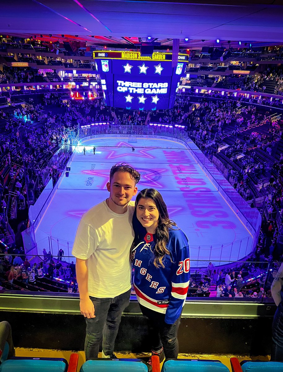 cdelgado10's tweet image. Sometimes you run into the one and only, @MarkOldacres in NYC. Welcome to the best, smelliest city in the world! Thanks @NYRangers for a hell of a game!!