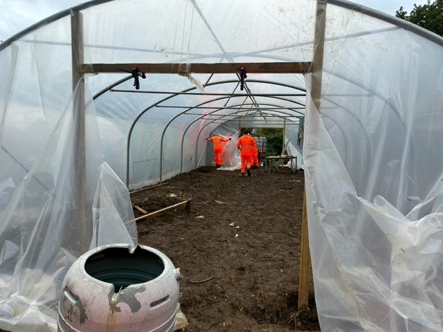 AlunGriffiths_'s tweet photo. Continuing our support for the Taffs Well Food Growing Co-operative, staff from Griffiths, Amey, and Siemens came together to erect a sponsored polytunnel to allow year-round growing.

@tfwrail @AmeySupport 
#webuildbetter #griffithsinthecommunity https://t.co/c49lYEnZKN