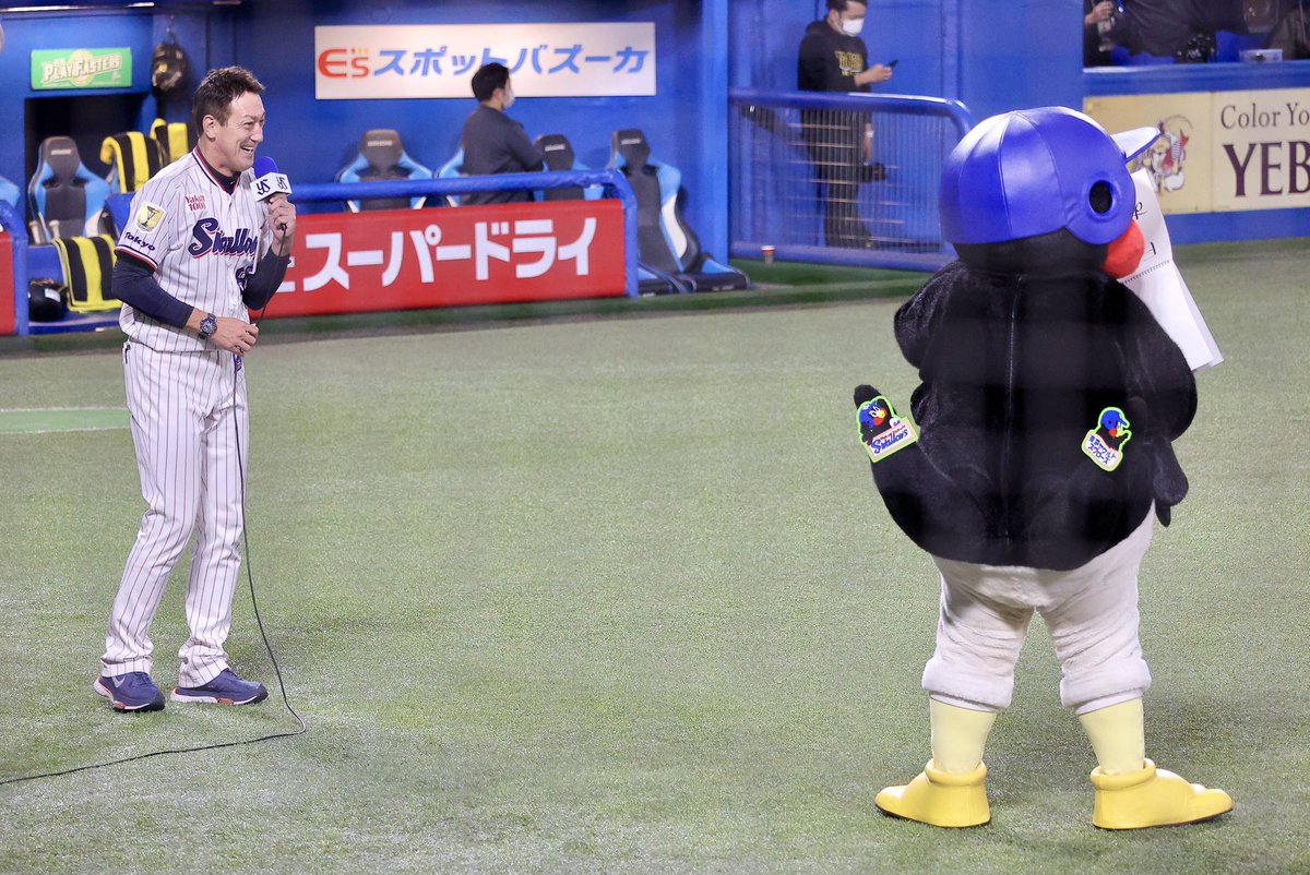ebappii's tweet photo. #swallows #熱燕 #東京ヤクルトスワローズ 2022/10/14 CS第3戦。#810pat #つば九郎 「つば九郎のきょうのひとこと」のパトさんとつば九郎のやりとりは楽しいですね。つば九郎の毒舌をパトさんが上手にフォローしてマイルドにしてくれる。このへんのパトさんの気配りや機転もさすがだなと思います。 https://t.co/MvUVf0TJ3I