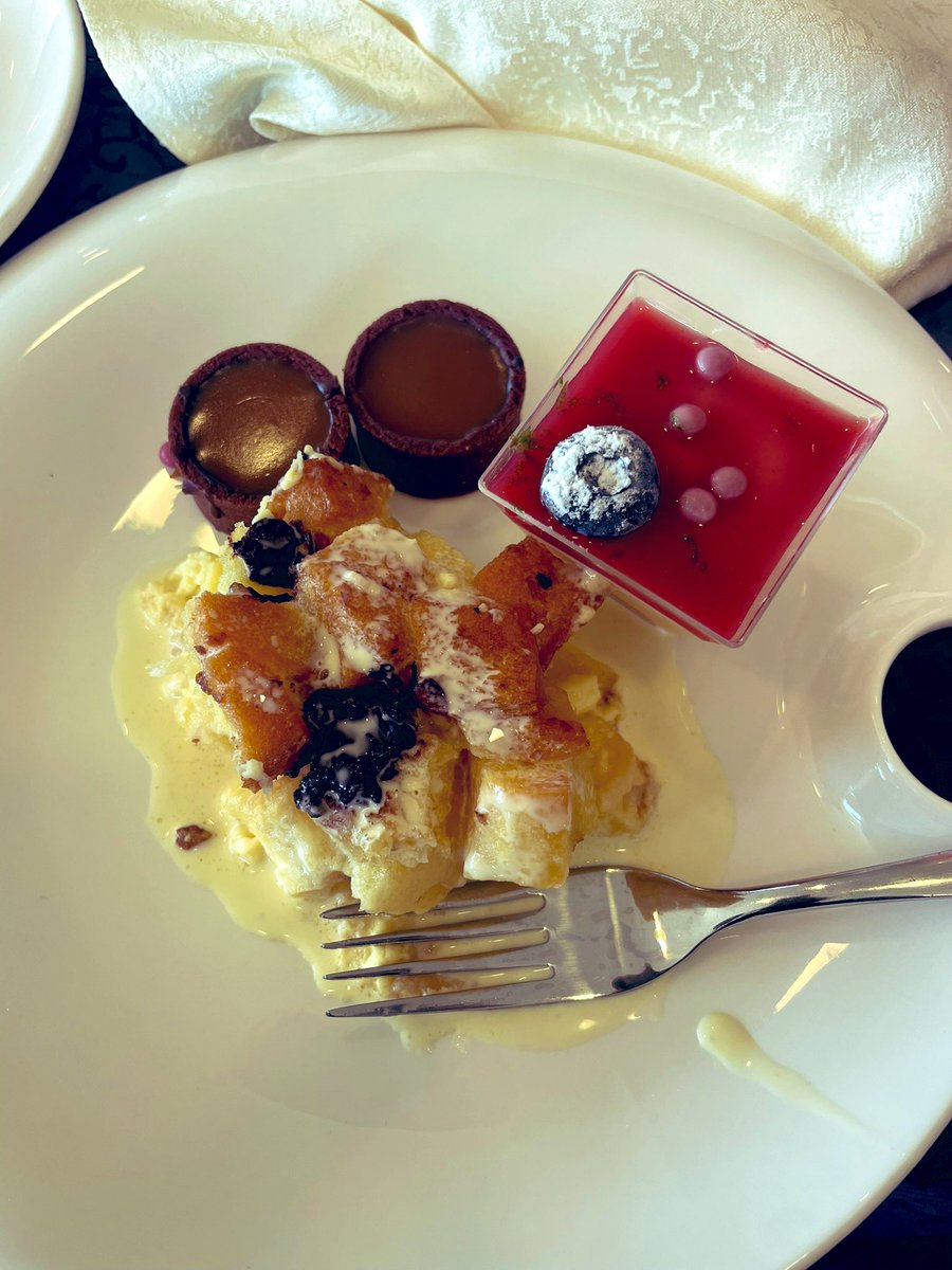 aandrewz's tweet photo. Colourful Lunch #Lunchscene https://t.co/VqyyA1P49E