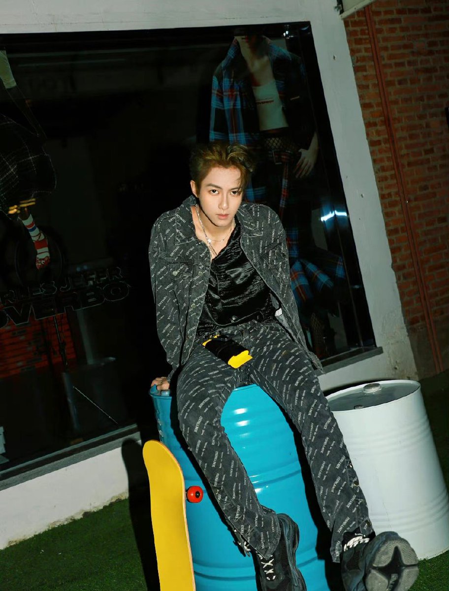 foryixuan's tweet photo. [221017]
Yixuan weibo update.

"Off-season outfits represent preparation for winter 🧽🛹
# under my lens"

Not at yixuan post a long pic with 11 photos on it instead of post 11 single photo 😭😭😭

(1/3)

#YIXUAN #KINGSTON #亿轩 https://t.co/dpmWOW6BNK
